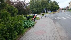 zamiatanie ciągów pieszych przy placu Ofiar Katynia