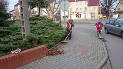 usuwanie liści i porządkowanie zieleńców przy ulicy Dworcowej