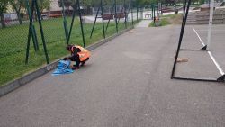 sprzątanie boiska przy pl. Szarych Szeregów