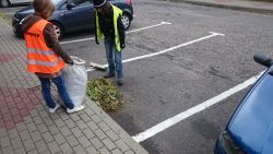 pl ofiar katynia - sprzątanie parkingu i zieleńca