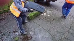 ul. Kowalska - sprzątanie jezdni i parkingu