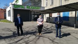 Burmistrz Robert Czapla przekazał ozonator dla szpitala