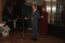 Burmistrz Robert Czapla wręczył medale za długoletnie pożycie małżeńskie kolejnym parom