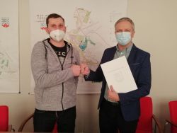Burmistrz Robert Czapla podpisał umowę na dokończenie budowy ścieżki rowerowej wokół Jeziora Nowogardzkiego