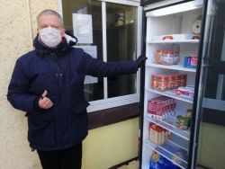 Burmistrz Robert Czapla napełnił społeczną lodówkę żywnością dla potrzebujących