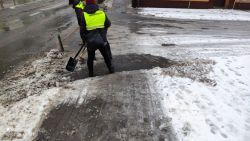 usuwanie błota i sniegu z przejść dla pieszych