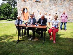 Gmina Nowogard wsparła finansowo remont zabytkowego kościoła w Trzechlu