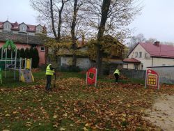 sprzątanie placu zabaw i zieleńców przedszkola przy ul. Kościuszki